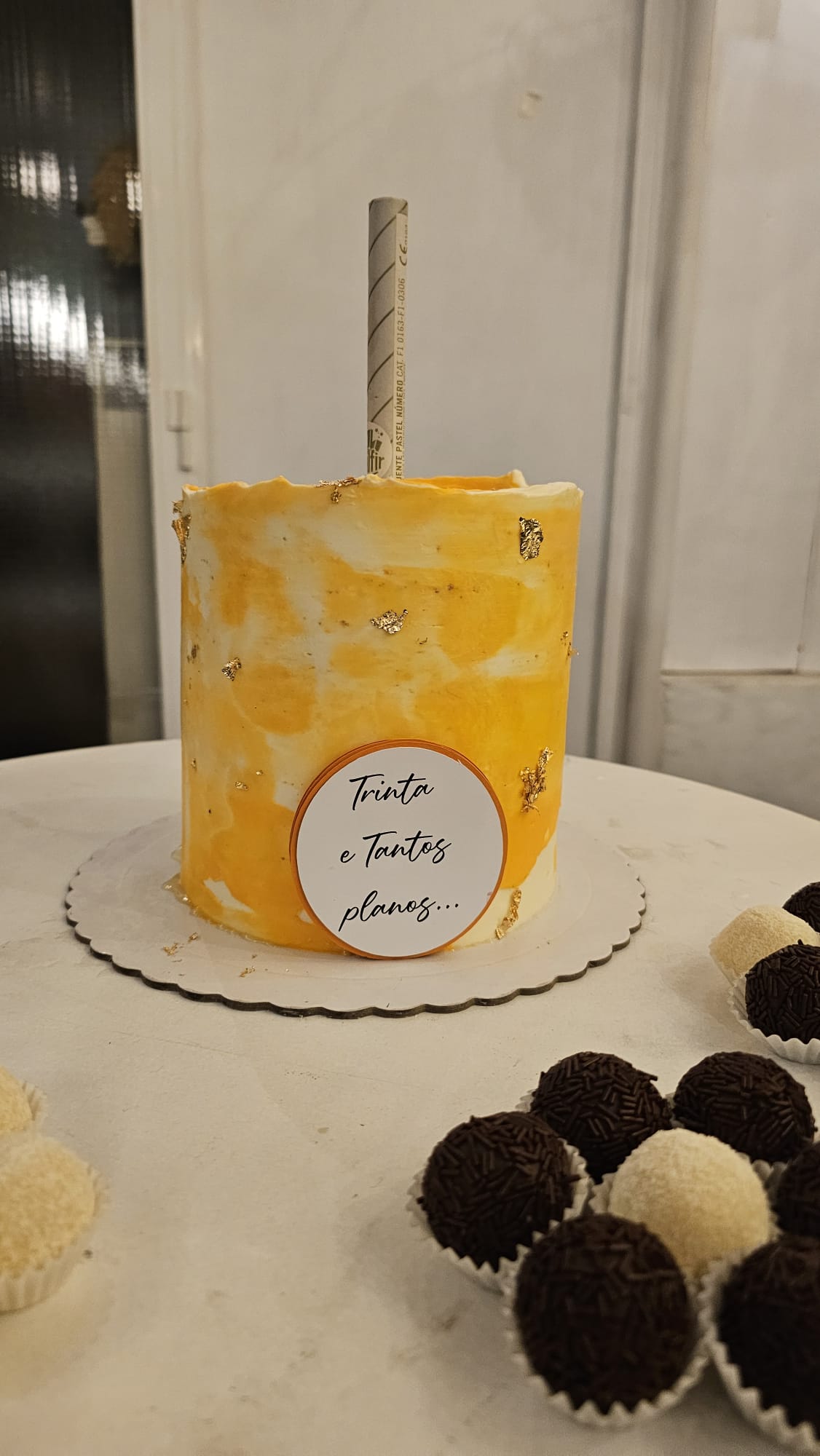 Tarta amarilla «Trinta e tantos planos» con brigadeiros