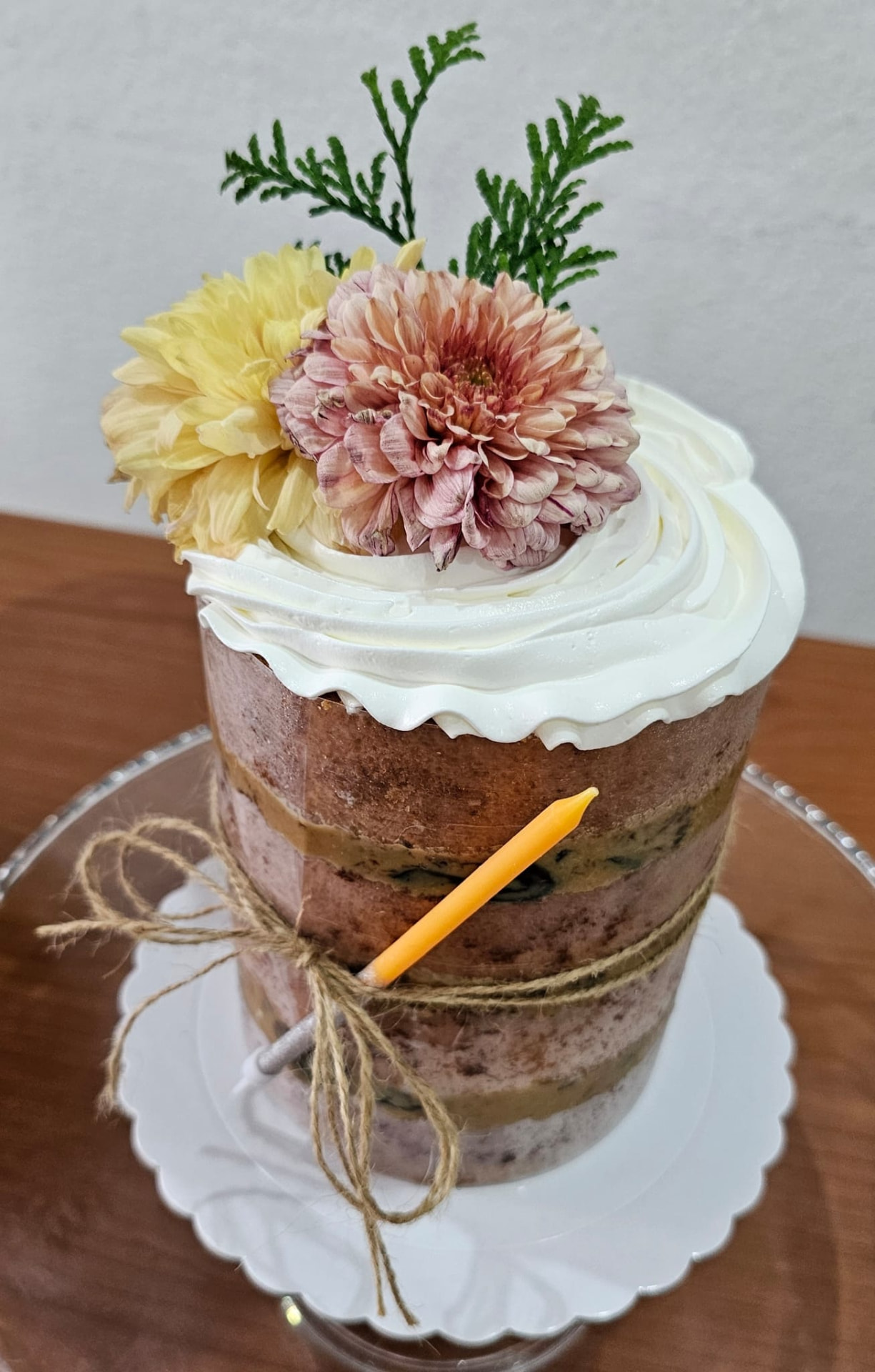 Naked cake con flores naturales y cordel rústico