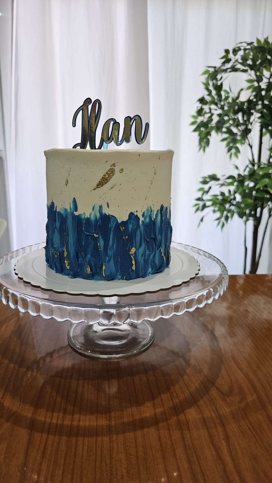 Tarta azul y dorada con topper personalizado «Ilan»